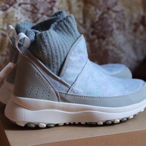 Merrell Cloud Renew Bluff High Rise lightweight boots. Women’s size 7.